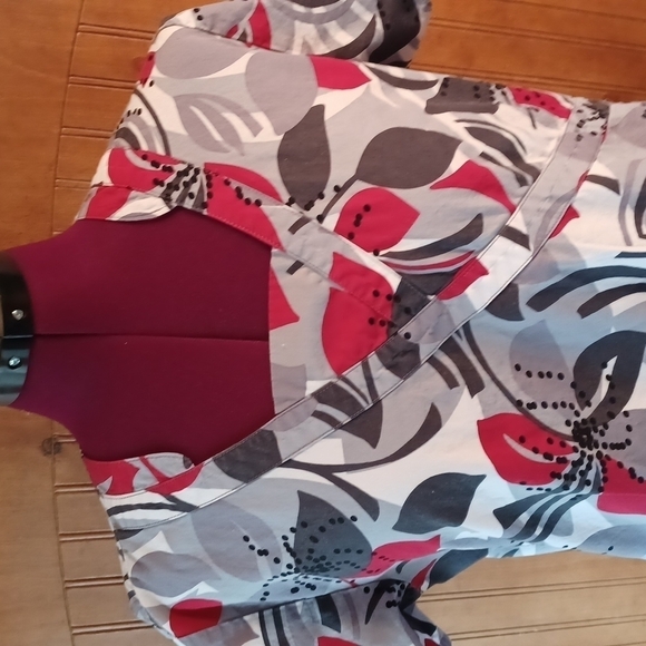 ICU Scrubs Top - Picture 2 of 7